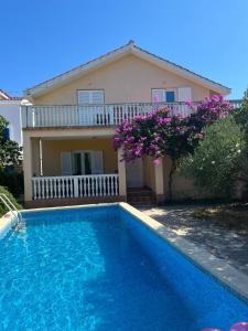 Family apartment with pool close to sea