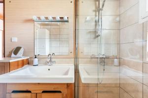 Appartements T3 a St Pons en rez de jardin : photos des chambres