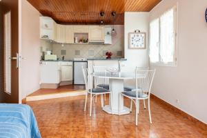 Appartements T3 a St Pons en rez de jardin : photos des chambres