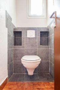 Appartements T3 a St Pons en rez de jardin : photos des chambres