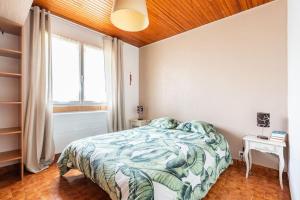 Appartements T3 a St Pons en rez de jardin : photos des chambres