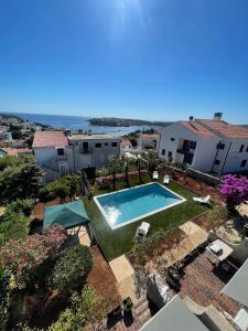 Sandy bay apartments with pool 