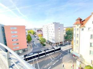 Ulmer Penthouse für 7, Arbeitsplatz, XXL-Dachterrasse, Grill, Wii