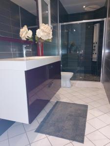 B&B / Chambres d'hotes Cocon de Verdure avec piscine chambre lit king-size 2m : photos des chambres