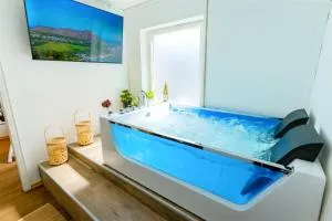 THE BIG MÜNSTER für bis zu 12, Whirlpool, Sauna, zentral, Tischfußball, Balkon, Gasgrill - Ehingen