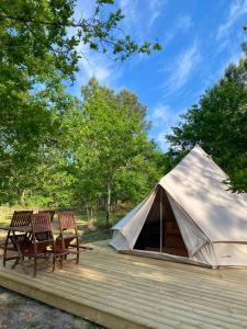 Campings Camping la Kahute - Tente tipi au coeur de la foret : photos des chambres