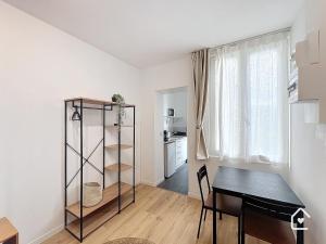 Appartements Studios - 1 min Gare Chatellerault - Entree Autonome - : photos des chambres