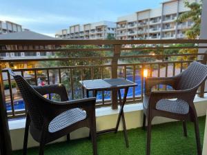 MaRoy Suites at Asteria Residences (Near NAIA with free Parking+Fiber Internet)