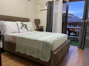 MaRoy Suites at Asteria Residences (Near NAIA with free Parking+Fiber Internet)