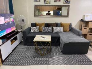 MaRoy Suites at Asteria Residences (Near NAIA with free Parking+Fiber Internet)