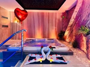 Appartements Les Secrets Rooms - Bonneval - Love Room - Spa et Hammam Privatif : photos des chambres