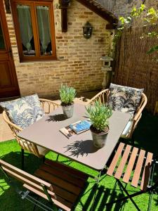 Maisons d'hotes Maison en plein coeur de la cite medievale de Moret-sur-Loing avec jardin ! : photos des chambres