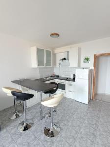 Apartments Lo - Sea view apartment with swimming pool