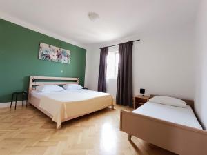 Apartments Lo - Sea view apartment with swimming pool