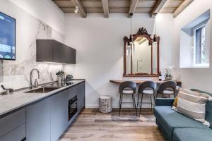 Piazza dei Renzi Trastevere building 4 bedroom with terrace
