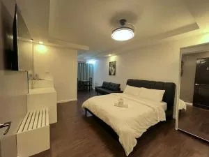 Vincent Resort room 203 Netflix Pool housekeeping! - Mining