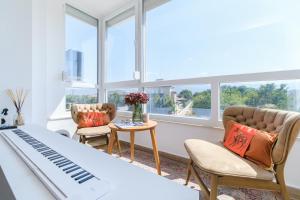 Serene Luxe Oasis Retreat on the Outskirts by Flat Mаnager