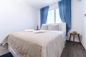 Serene Luxe Oasis Retreat on the Outskirts by Flat Mаnager