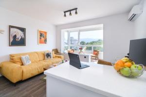 Serene Luxe Oasis Retreat on the Outskirts by Flat Mаnager