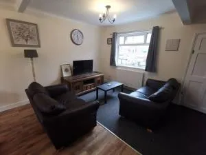 House near City airport, Titanic Qtr & SSE Arena - 霍利伍德