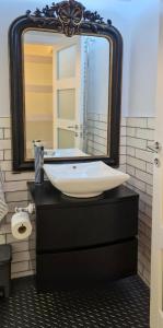 Molly Marine - Bespoke 2 Bedroom Courtyard Apartment - 1 Minute From Brighton Pier