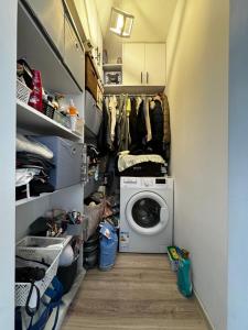 Apartament modern cu bucătărie și dressing