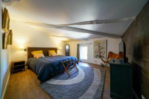 B&B / Chambres d'hotes Gite en face du Chateau de NIZAS, 4 chambres d-hotes et 1 appartement familial avec 2 chambres : Chambre Double avec Salle de Bains Privative