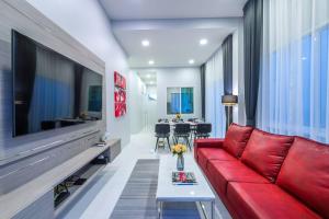 The Garnet Light Pool Villa Aonang