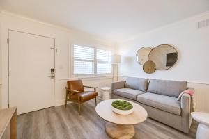 Updated Dtwn Naples Condo Across From Beach!