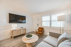 Updated Dtwn Naples Condo Across From Beach!