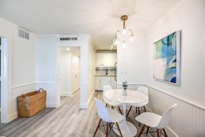 Updated Dtwn Naples Condo Across From Beach!