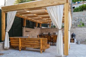 Holiday House Boban with Private Pool and Garage