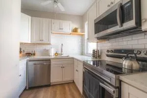 Charming 4 BDR - Walk to Downtown & Free parking! - 比弗利