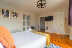 Charming 4 BDR - Walk to Downtown & Free parking!