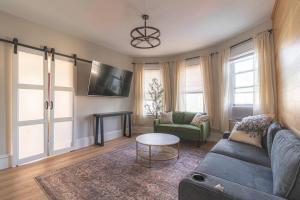 Charming 4 BDR - Walk to Downtown & Free parking!