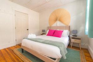 Charming 4 BDR - Walk to Downtown & Free parking!