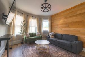 Charming 4 BDR - Walk to Downtown & Free parking!