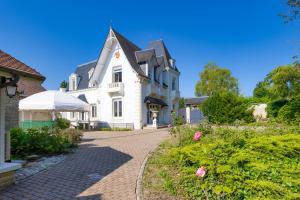 Hotels Le Moulin Du Landion Hotel et Spa : Chambre Quadruple avec Salle de Bains Commune