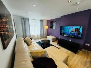 Strelley House 2- spacious with FREE off-street parking, Wifi 500mb & Netflix, close to M1 Jct26 Family & Contractor friendly - Giltbrook