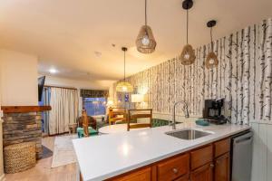 RF312 Hot Tub Heated Garage and Parking