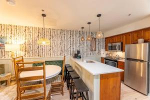 RF312 Hot Tub Heated Garage and Parking