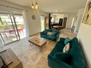 Le Clos de LOliveraie - Appartements de charme avec piscine proche dUzès