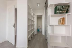 Amplio departamento con piscina y vista a la ciudad