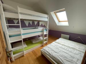 Maisons de vacances Gite Les Eaux du Moulin piscine chauffee et jacuzzi : photos des chambres