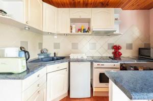 Appartements T3 a St Pons en rez de jardin : photos des chambres