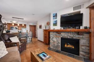 RF222 Hot tub Heated garage Parking