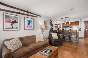 RF222 Hot tub Heated garage Parking