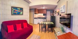 THE LOOP 2br fully furnished corner unit w balcony