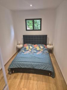 Rez de villa avec piscine privée, wifi, jardin clôturé