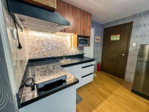 THE LOOP 2br fully furnished corner unit w balcony